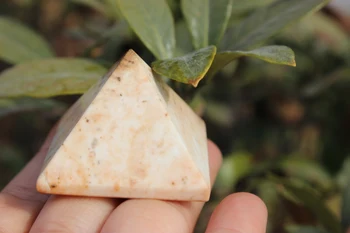 Лечебна пирамида от естествен кварцов кристал