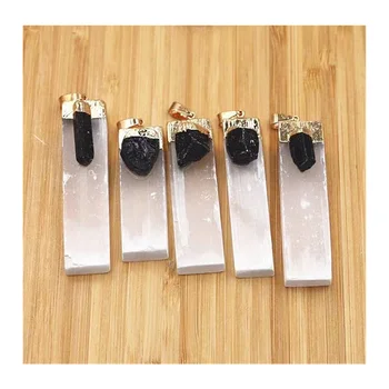Търговия на едро с естествени висококачествени бели енергийни селенитовых пръчки с черни кристали турмалин необработен висулка за коледен подарък